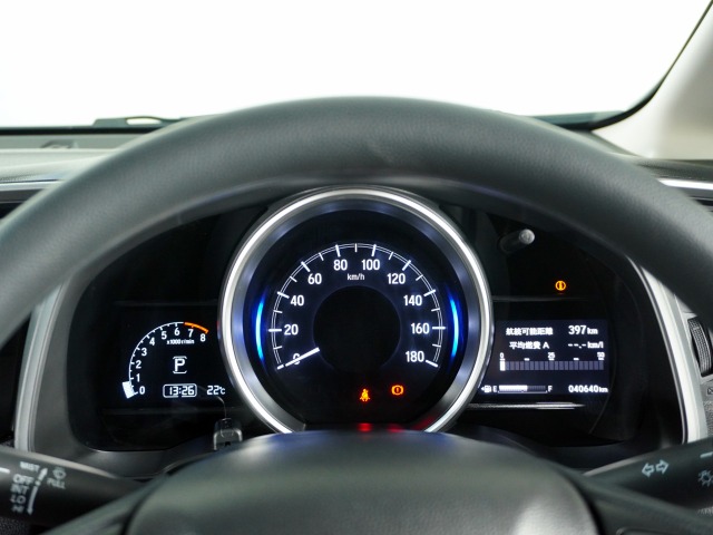視認性の良いシンプルなメーターデザインはドライバーに情報をわかりやすく伝えてくれます、