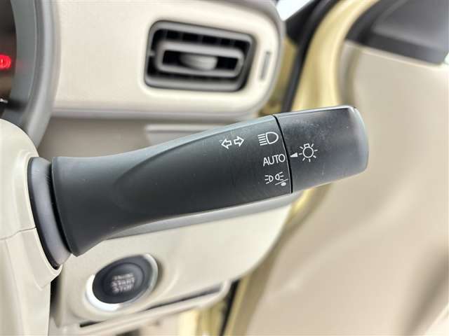 【オートライト】車外の明るさに応じて自動的にライトの点灯・消灯をしてくれます
