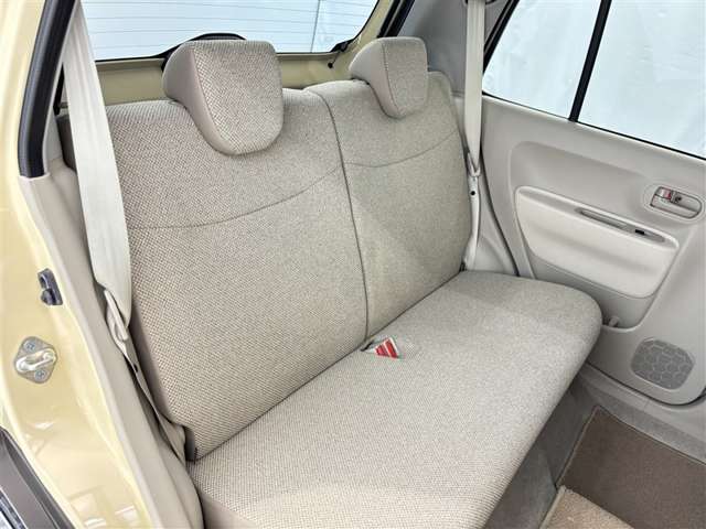 後部座席も当然、綺麗・清潔に仕上げております。内装の綺麗なお車は気持ちが良いですし、コンディションのいい車が多いです。
