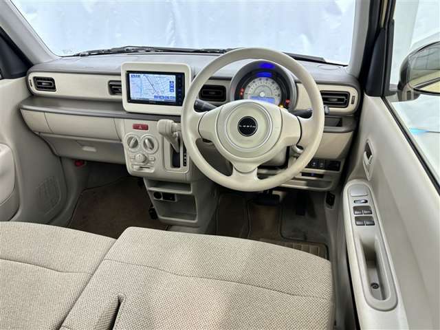 運転席まわりです。　各操作スイッチは使いやすい位置に配置されてます。