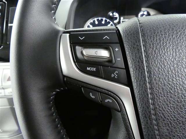 Bluetooth�ڑ��Ńn���h�����������܂܃X�e�A�����O�X�C�b�`�œd�b�̃��C�����X�ʐM���\�ł��B