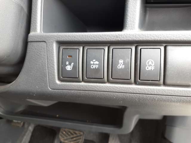 運転席右下側には各種運転サポートのスイッチ類が並んでおります。衝突被害軽減ブレーキのスイッチやシートヒーター、横滑り防止装置のスイッチやアイドリングストップのON、OFFスイッチになります。