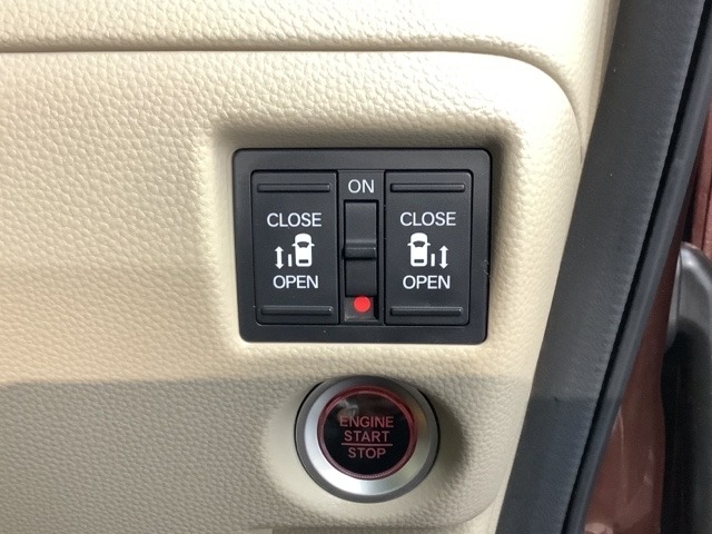 リアドアは乗り降りに便利な両側電動スライドドアです。また運転席に座っていながらスイッチ操作で自在にスライドドアを開け閉めできます。