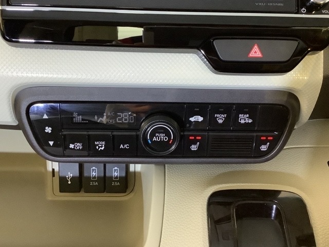 オートエアコンがついてますので簡単操作で快適に過ごせます。シートヒータースイッチ内蔵で前席の左右別々にHiとLoの２段階で温度設定ができます。