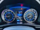 シンプルなスピードメーターは、中央にデジタルパネルがあり、時刻、ギアの位置、オーディオ情報、走行距離などを表示しています。