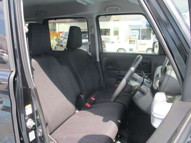 フロントシート：正確なシートポジションに合わすことで、より安全な運転につながります。