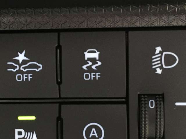【横滑防止装置】車両の横滑りを感知すると、自動的に車両の進行方向を保つように車両を制御します。