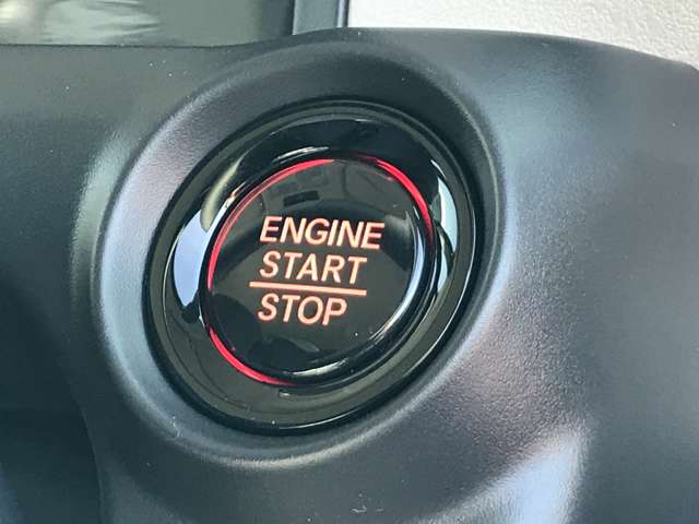 プッシュボタンスタートで鍵を刺さなくても持ってるだけでエンジンも楽々かけれちゃう！！