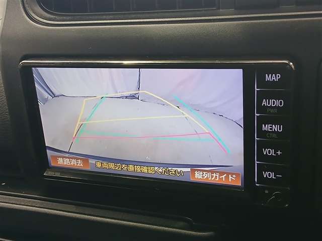 駐車が苦手な方でも安心のバックガイドモニター搭載。 後方の映像をクリアに表示し、ガイドラインで車庫入れや縦列駐車をしっかりサポート。毎日の運転がぐっとラクになります。