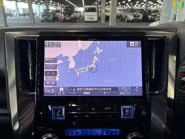 ディスプレイオーディオやカーナビは、現代のドライブにおいて欠かせない装備のひとつです。初めての場所でも迷いにくく、快適なルート案内で運転をサポートします。移動中のエンターテインメント性も高まります。