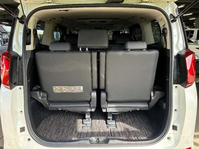 トランク収納スペースをご確認ください。荷物の積み下ろしがしやすい広さを確保しており、日常使いからレジャーまで幅広く活用できます。