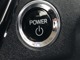 【プッシュスタート】ブレーキペダルをしっかり踏み込んだ状態でプッシュスタートスイッチを押すだけでエンジンを始動させることができます。スマートキーを使うので、鍵を挿し込む必要がありません。