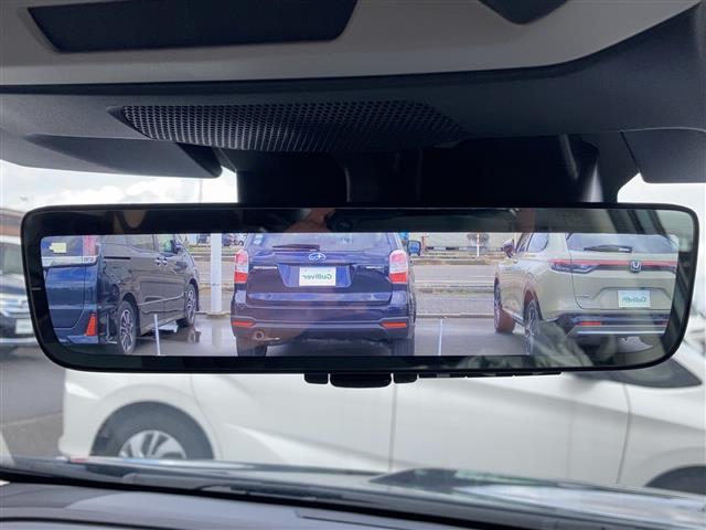 【 スマートリヤビューミラー】リヤカメラの映像をルームミラーの鏡面に表示します。夜間に後ろが見えにくい乗員やトランクに詰んだ荷物で後方視界が遮られる場合でも、後方の安全が確認できます！