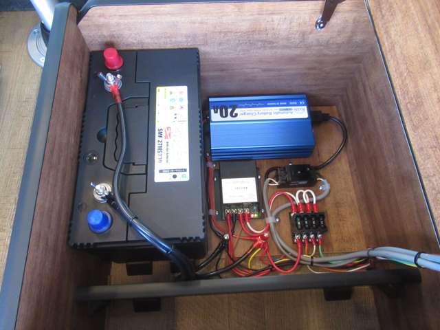 サブバッテリー 走行充電 外部充電 外部電源 AC100Vコンセント DC12Vソケット USBポート