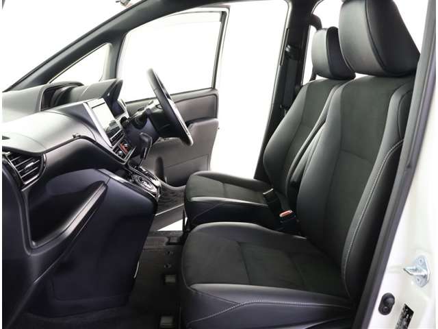 高いホールド性で運転姿勢が安定します。長距離ドライブでも疲れにくいのが魅力です。快適なドライビングライフをお送りください♪