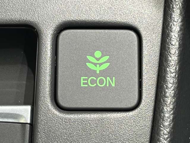 【ECONモード】アクセルペダルの動きに対するエンジン反応とエアコンの制御を切り替えることで、エネルギー消費を抑えて燃費を向上させるシステムです！