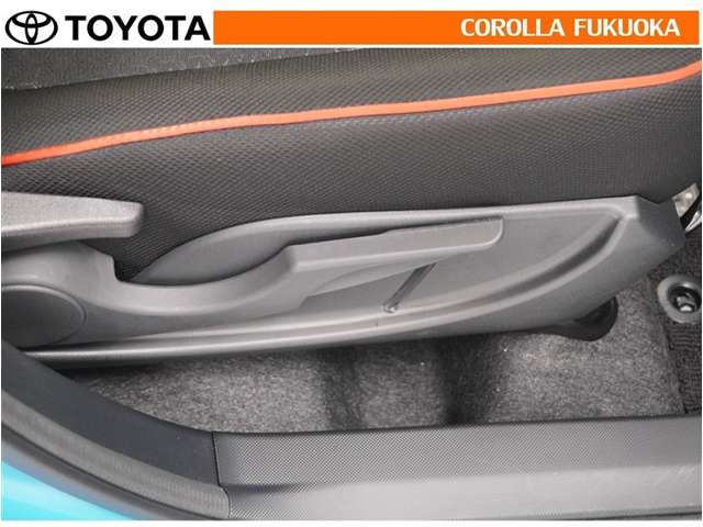 運転席シート上下アジャスター付き。ドライバーの背丈に合わせて調整できます。