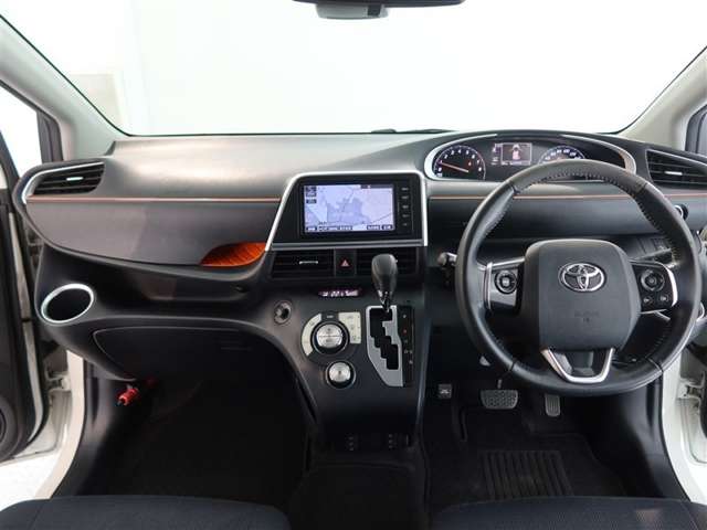 高いホールド性で運転姿勢が安定します。長距離ドライブでも疲れにくいのが魅力です。快適なドライビングライフをお送りください♪