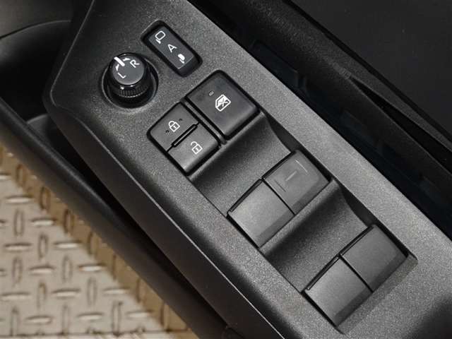 電動格納式ドアミラー・パワーウインドウを装備しています。