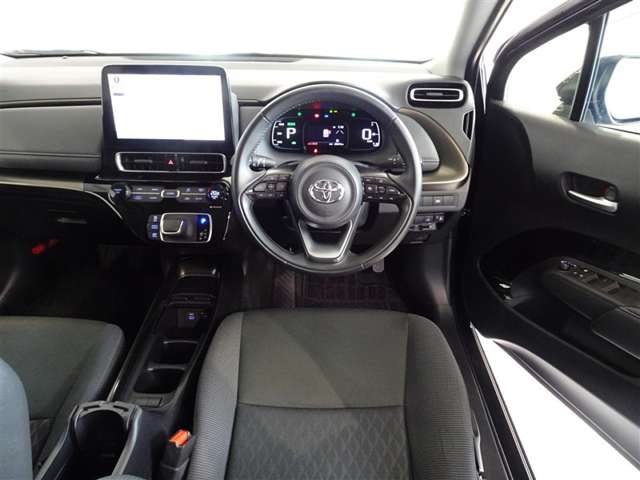 革巻きステアリングで快適な操作性の運転席です。