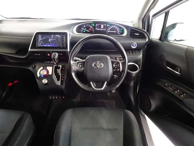 革巻きステアリングで快適な操作性の運転席です。
