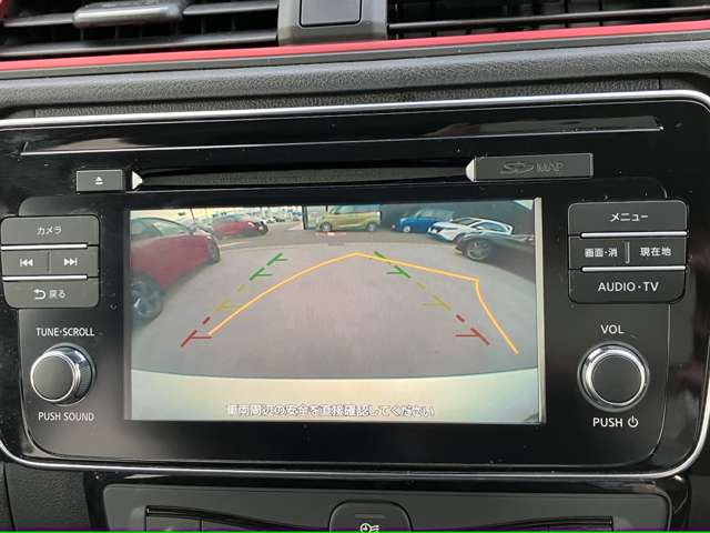 車両後方をモニターに映すバックビューカメラを装備しています。車幅、距離、予想進路線表示機能付きです。