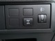 スイッチを押すと4WDが作動可能な状態になります。メーター内の4WD表示灯が点灯します。