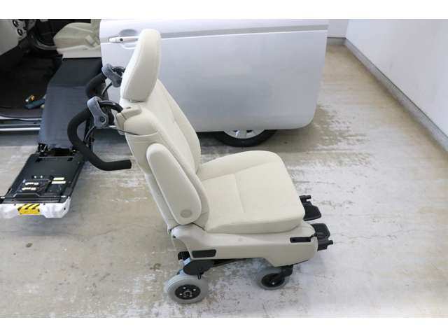 助手席を電動操作で車外へ降ろし、取り外しすれば車椅子としてご利用できます！