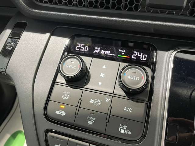【左右独立温度コントロール式フルオート・エアコンディショナー】運転席・助手席、それぞれで温度調節が可能です。