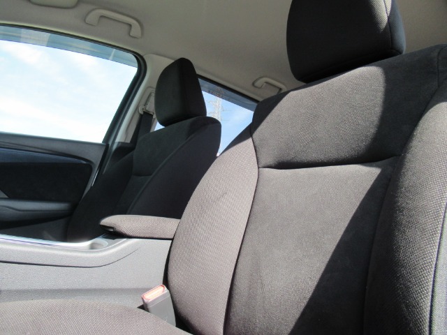 前席には、運転席と助手席をそれぞれ独立した空間に仕切るハイデッキセンターコンソールを採用。