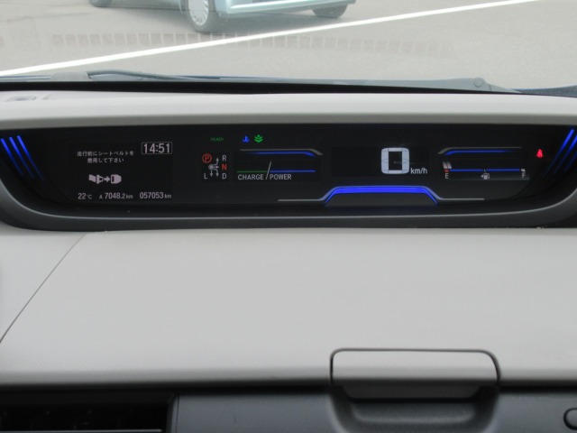 デジタルメータで見やすく左モニターから車の情報を確認できます。