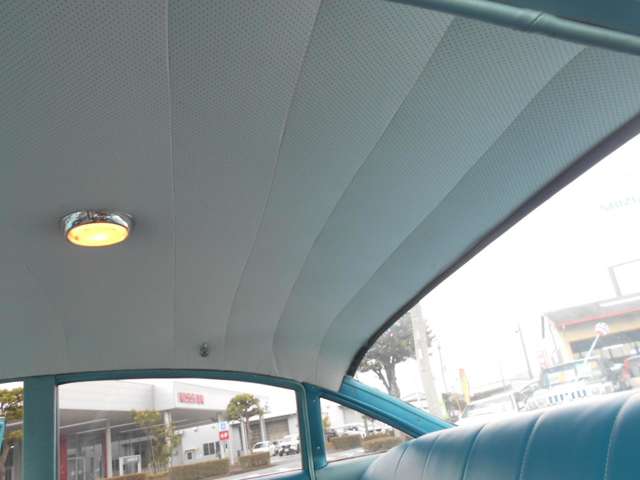 車内天井です！車内天井はホワイトカラーで明るい印象を持たせてくれます！剥がれや垂れ下がりも無く車室内も綺麗で状態も良好です！