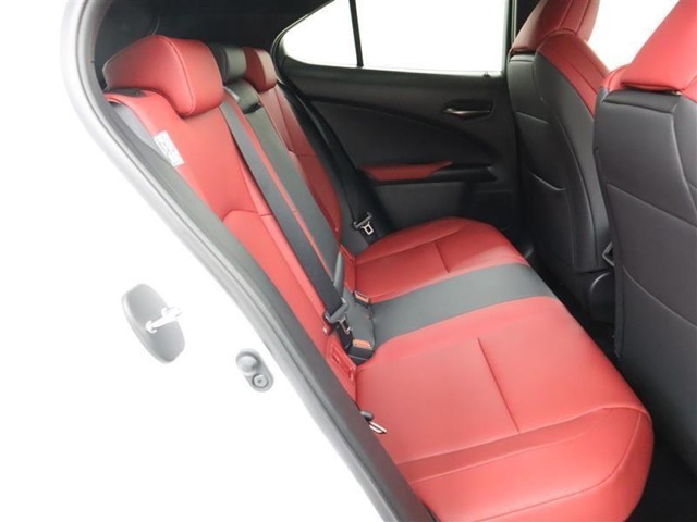 ゆとりある広々とした車内空間は、ドライブを始め買い物やレジャーなど、幅広く活躍します。一人でもみんなとでもお出かけを楽しみましょう！