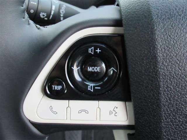 ステアリングスイッチ搭載！ハンドルから手を離さなくても、手元のスイッチで音量調節などが出来ます。運転席に視線をそらさなくても操作が出来て安全です！