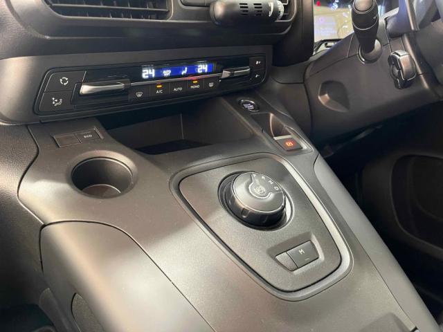 運転席側および助手席側それぞれで温度調整が可能なオートエアコンを装備。また、後席用のエアコン風量調も可能。同乗者みんなが心地よく移動できる、快適なドライブを実現します。