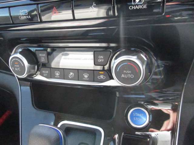 ★オートダブルエアコン★前席と後席で設定した温度を、個別に自動制御。それぞれに風量や吹き出し口モードの調整が可能です★