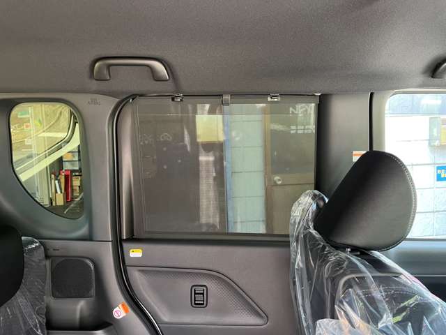 サンシェード 後席左右にシェードが付いています 窓がらすの内張中に格納できていて使用時引き上げるだけです。