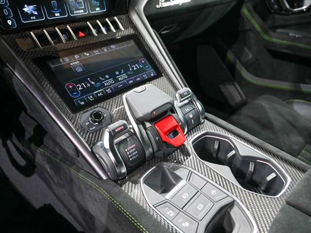 特徴的なスターターボタンを中心にリバースレバー、パーキングブレーキ等が配置されております。