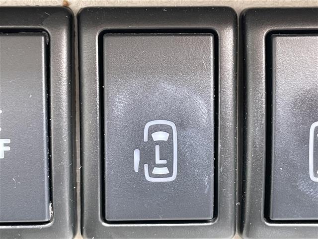 【 両側パワースライドドア 】小さなお子様でもボタン一つで楽々乗り降り出来ます♪駐車場で両手に荷物を抱えている時もボタン一つで自動で開いてくれます。