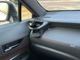 （ディーラーOP：ハリアー専用ドリンクホルダー付き）運転席・助手席両側にピアノブラック塗装が施されたドリンクホルダーが備わります。