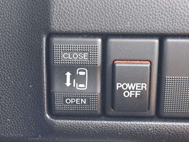 自動ドアのスイッチも運転席にあります！安全確認をしながらの操作が出来ますので、小さなお子様がいても安心ですよ！