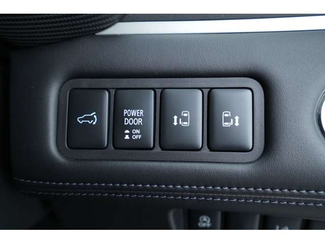 両側電動スライドドアと電動リヤゲートを搭載！開閉の操作は運転席のスイッチから行うことも可能です。