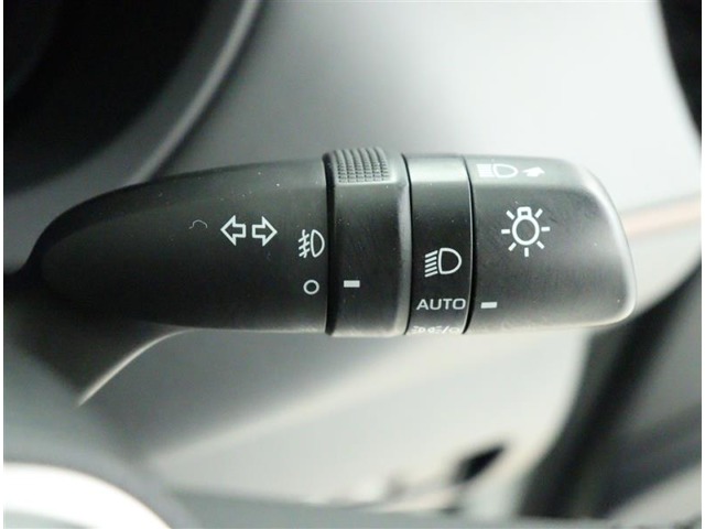 オートライトです。センサーで周囲の明るさを感知して自動で点灯・消灯！！！薄暮時の点灯忘れも防げますの。前方視界の確保で安全運転に貢献します。