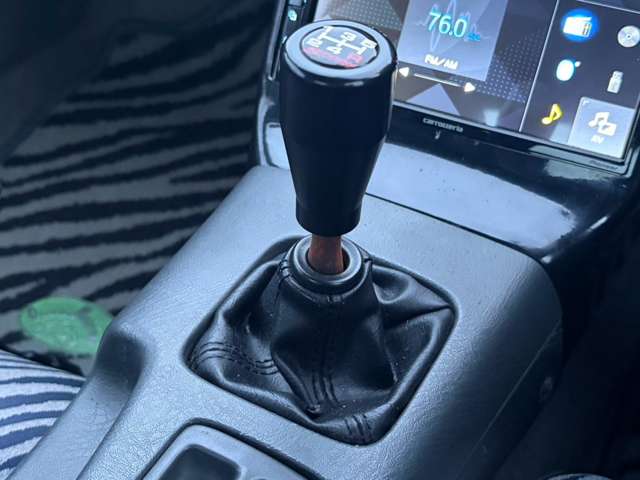 ＳＰＯＯＮ ＳＰＯＲＴＳジュラコン製シフトノブ装備。５速ＭＴ車両でございます☆