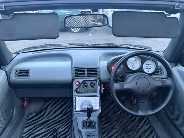 コックピット。車内もキレイで嫌な臭いもありません！ご納車後の臭いが付きにくくなる「空気触媒コーティング」もあります。