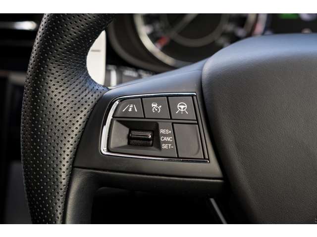 前車追従型のクルーズコントロールを装備しておりドライブ中でもステアリングから手を離さず操作が可能です。