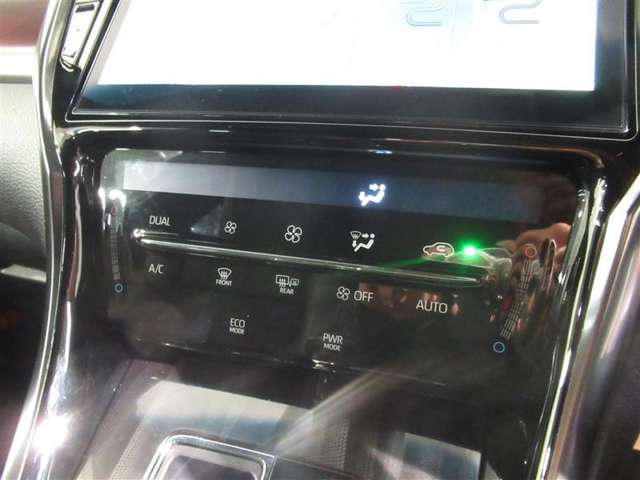 「ＡＵＴＯ」スイッチで車内の温度を一定に保ってくれるオートエアコン 快適装備の代名詞 もちろんマニュアル操作も可能ですよ