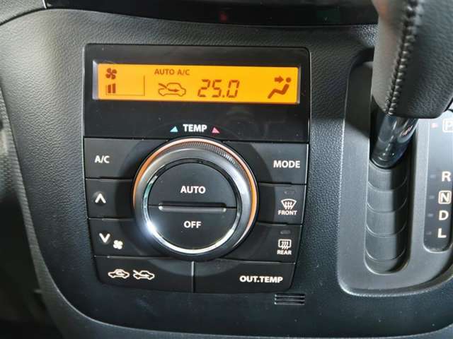 オートエアコンを装備しておりますので、四季を通じて車内を快適な温度に保つことが出来ます！高級感が有りますね！