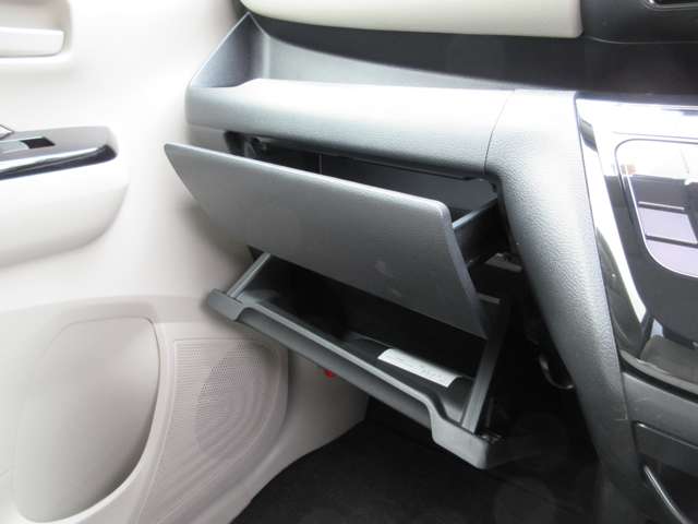 助手席の足元にあるグローブボックスには車検証入れの他にも様々な小物を収納できます♪