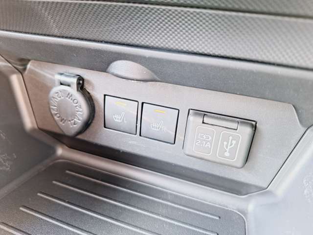 運転席と助手席に座面が温まる快適装備のシートヒーター付き♪スマホの充電に便利なＵＳＢソケットも付いています。